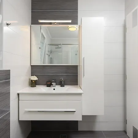 Апартаменты Luxurious Urban Retreat With Whirlpool And Private Parking Задар