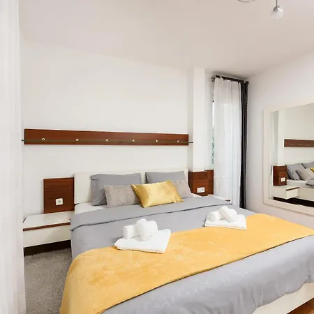 Апартаменты Luxurious Urban Retreat With Whirlpool And Private Parking
