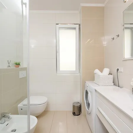 Luxurious Urban Retreat With Whirlpool And Private Parking