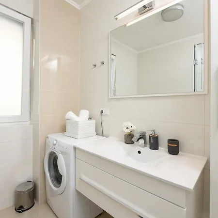 Апартаменты Luxurious Urban Retreat With Whirlpool And Private Parking Задар