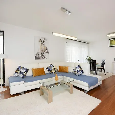 Апартаменты Luxurious Urban Retreat With Whirlpool And Private Parking *