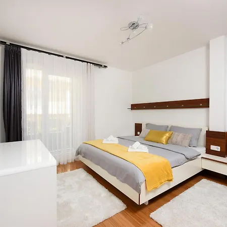 Luxurious Urban Retreat With Whirlpool And Private Parking *