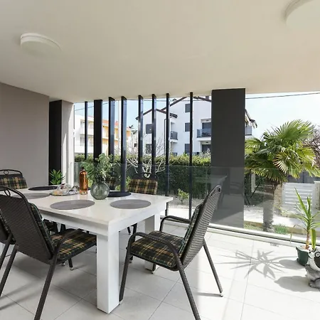 Luxurious Urban Retreat With Whirlpool And Private Parking