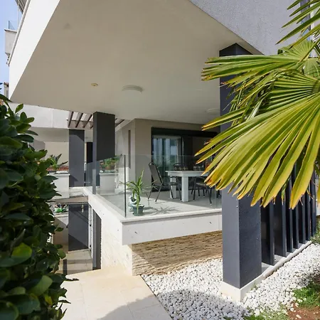 Апартаменты Luxurious Urban Retreat With Whirlpool And Private Parking