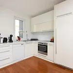 Luxurious Urban Retreat With Whirlpool And Private Parking *