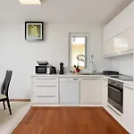 公寓 Luxurious Urban Retreat With Whirlpool And Private Parking 扎达尔