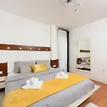 Luxurious Urban Retreat With Whirlpool And Private Parking 公寓 *
