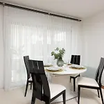 公寓 Luxurious Urban Retreat With Whirlpool And Private Parking
