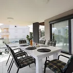 Luxurious Urban Retreat With Whirlpool And Private Parking 公寓 *