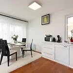 公寓 Luxurious Urban Retreat With Whirlpool And Private Parking