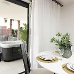 Luxurious Urban Retreat With Whirlpool And Private Parking 公寓 *
