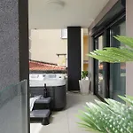 Luxurious Urban Retreat With Whirlpool And Private Parking 扎达尔