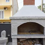 公寓 Luxurious Urban Retreat With Whirlpool And Private Parking