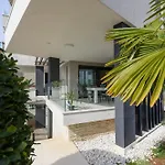 公寓 Luxurious Urban Retreat With Whirlpool And Private Parking
