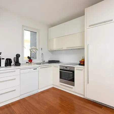 Luxurious Urban Retreat With Whirlpool And Private Parking *