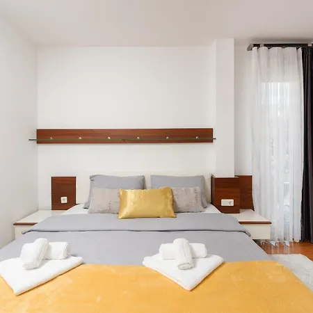 Luxurious Urban Retreat With Whirlpool And Private Parking