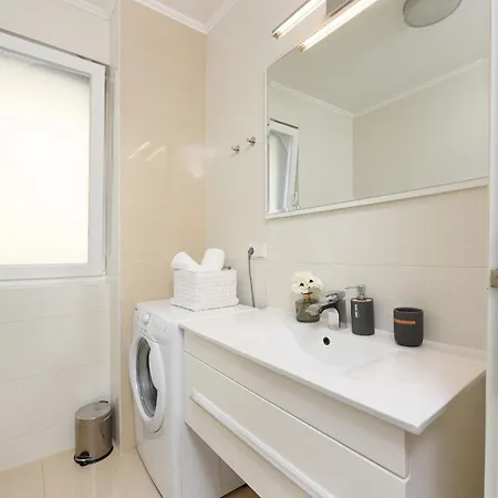 Luxurious Urban Retreat With Whirlpool And Private Parking Zadar