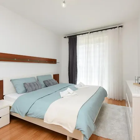 Luxurious Urban Retreat With Whirlpool And Private Parking شقة