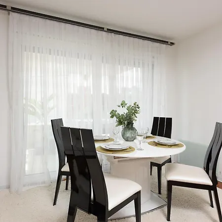 Apartment Luxurious Urban Retreat With Whirlpool And Private Parking