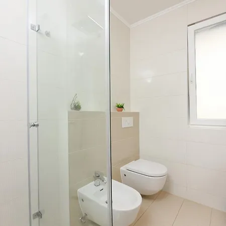 Luxurious Urban Retreat With Whirlpool And Private Parking