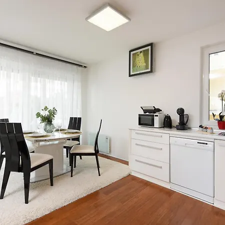 Apartamento Luxurious Urban Retreat With Whirlpool And Private Parking