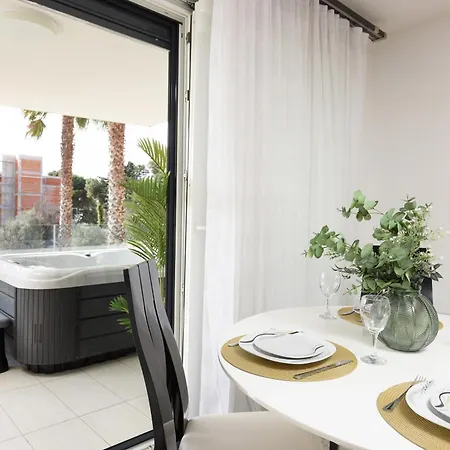 Luxurious Urban Retreat With Whirlpool And Private Parking شقة *