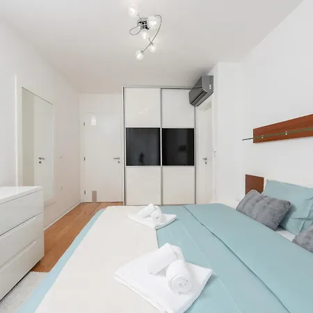 Apartment Luxurious Urban Retreat With Whirlpool And Private Parking *