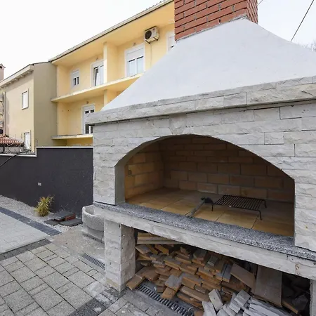 Luxurious Urban Retreat With Whirlpool And Private Parking