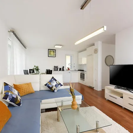 Apartment Luxurious Urban Retreat With Whirlpool And Private Parking *