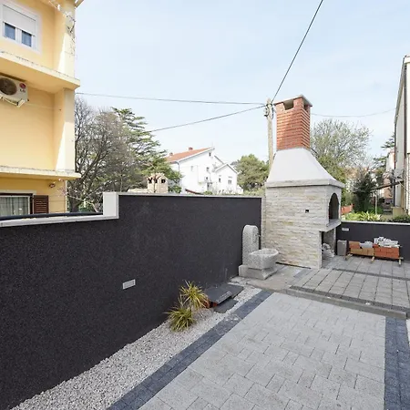 Luxurious Urban Retreat With Whirlpool And Private Parking *