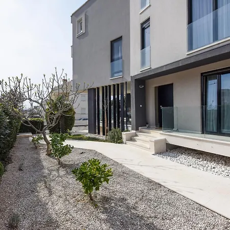 Luxurious Urban Retreat With Whirlpool And Private Parking 扎达尔