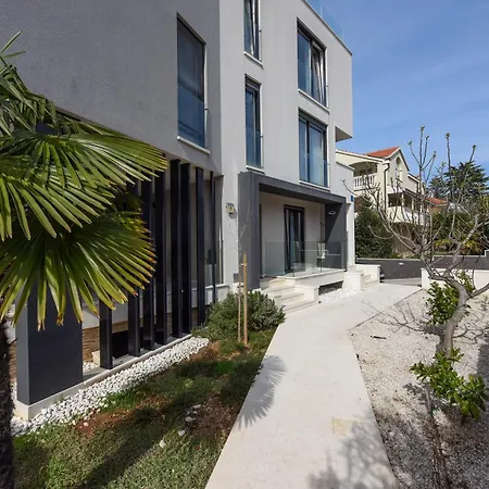 公寓 Luxurious Urban Retreat With Whirlpool And Private Parking